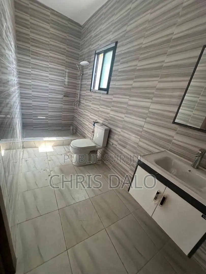 4chbre Duplex dans Djôlo Pierre, Cocody à Louer