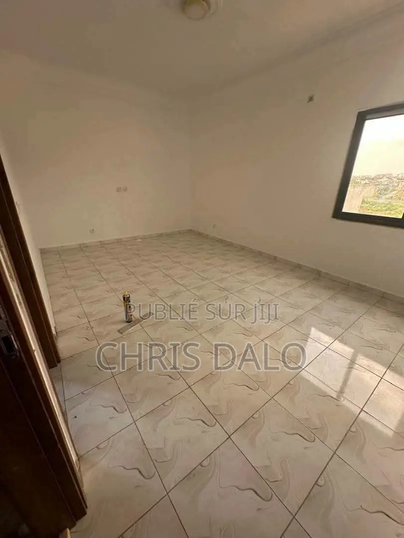4chbre Duplex dans Djôlo Pierre, Cocody à Louer