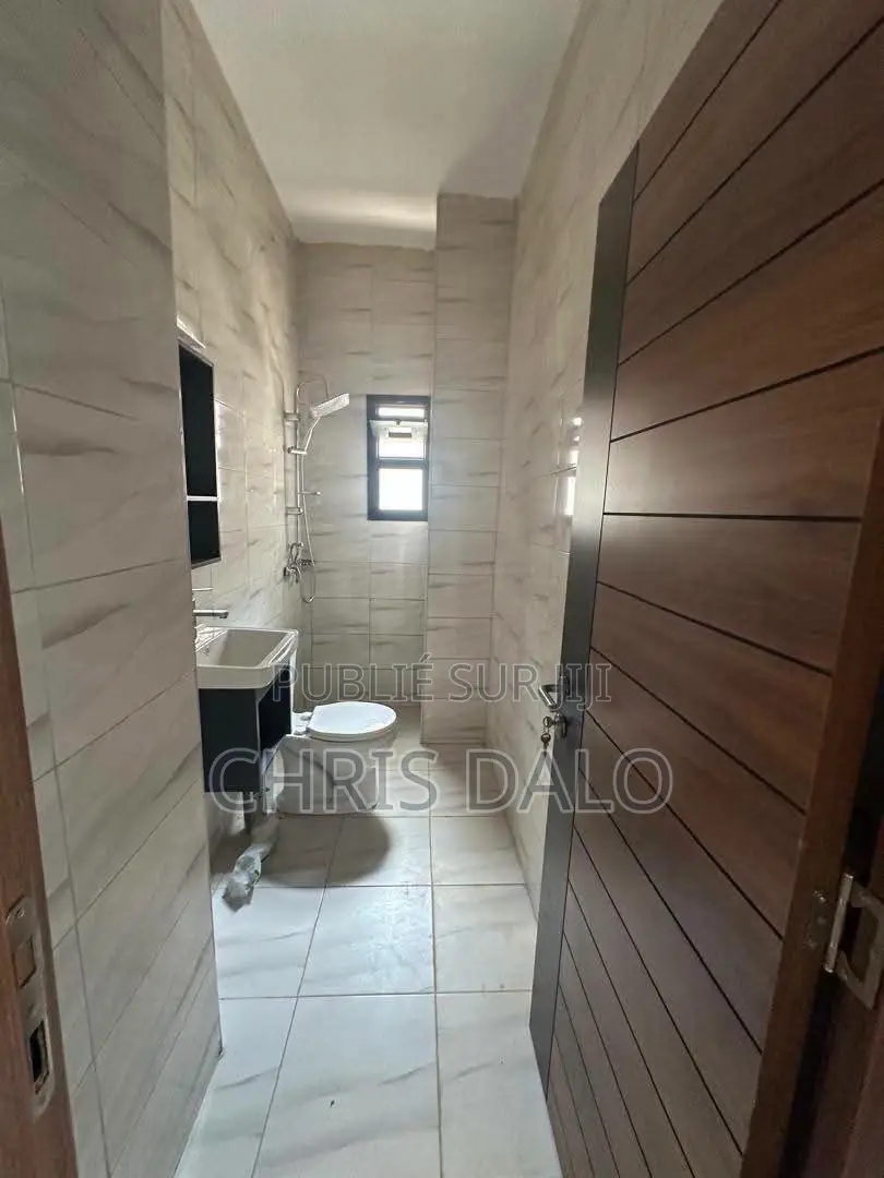 4chbre Duplex dans Djôlo Pierre, Cocody à Louer