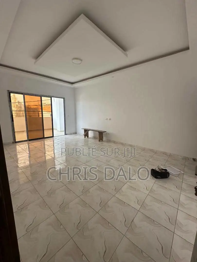 4chbre Duplex dans Djôlo Pierre, Cocody à Louer
