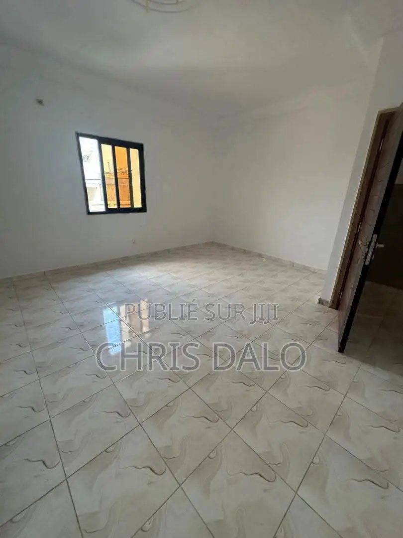 4chbre Duplex dans Djôlo Pierre, Cocody à Louer