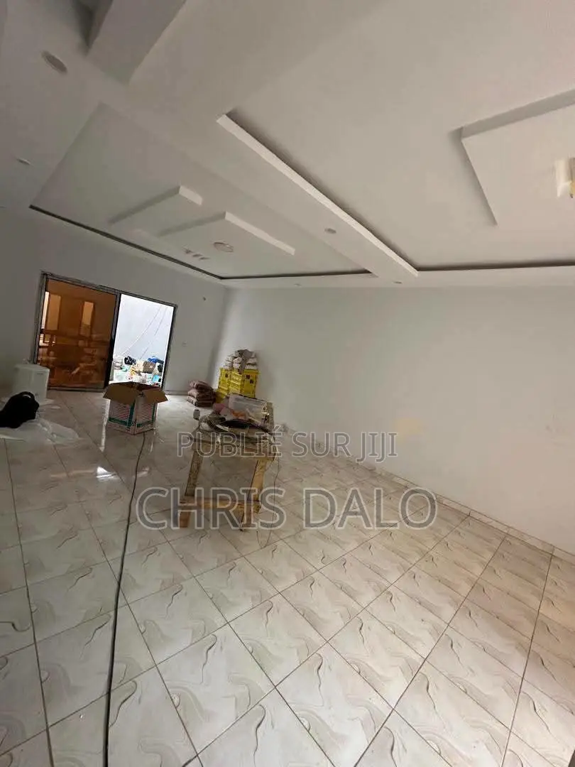 4chbre Duplex dans Djôlo Pierre, Cocody à Louer