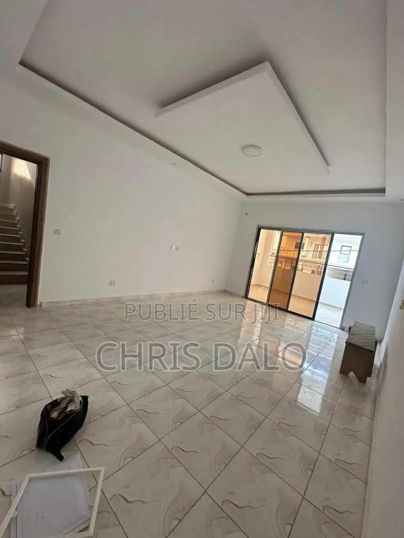 4chbre Duplex dans Djôlo Pierre, Cocody à Louer