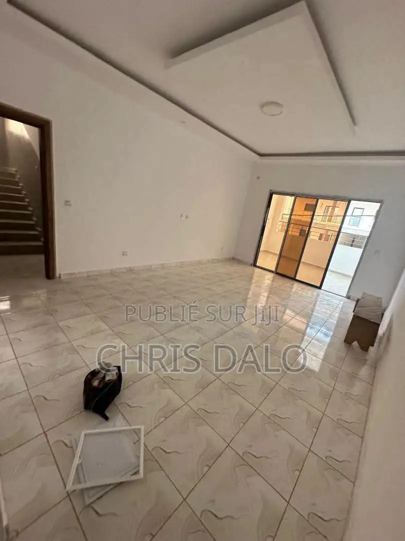 4chbre Duplex dans Djôlo Pierre, Cocody à Louer