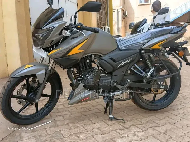Nouveau TVS Apache 180 RTR 2025 Gris