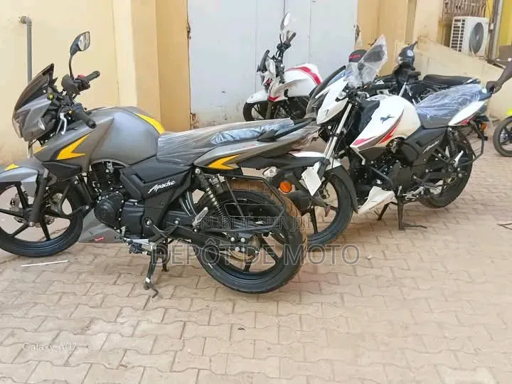 Nouveau TVS Apache 180 RTR 2025 Gris