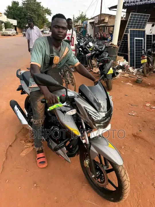Nouveau TVS Apache 180 RTR 2025 Gris