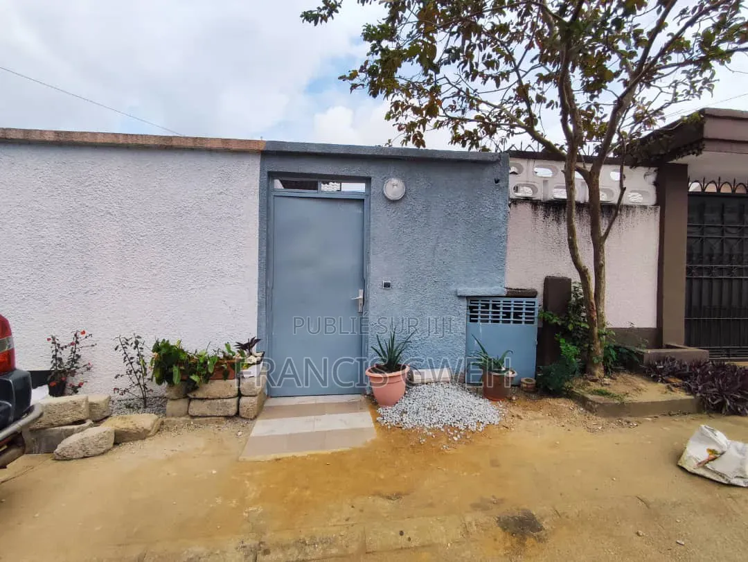 3chbre Duplex dans Francis Gweh, Cocody à Louer