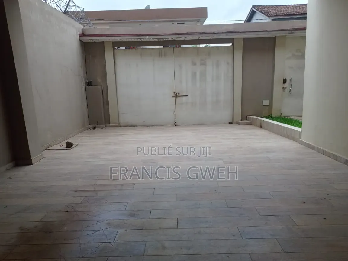5chbre Duplex dans Francis Gweh, Cocody à Louer