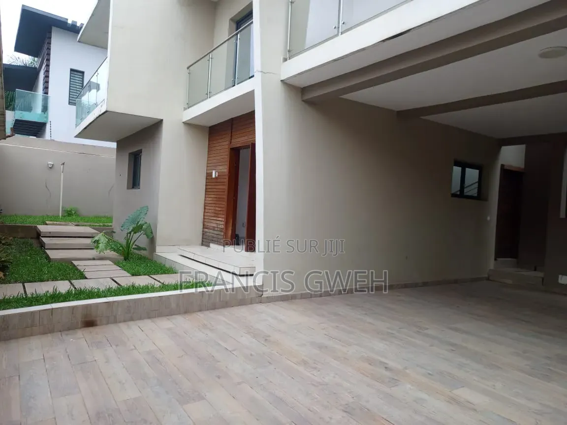 5chbre Duplex dans Francis Gweh, Cocody à Louer