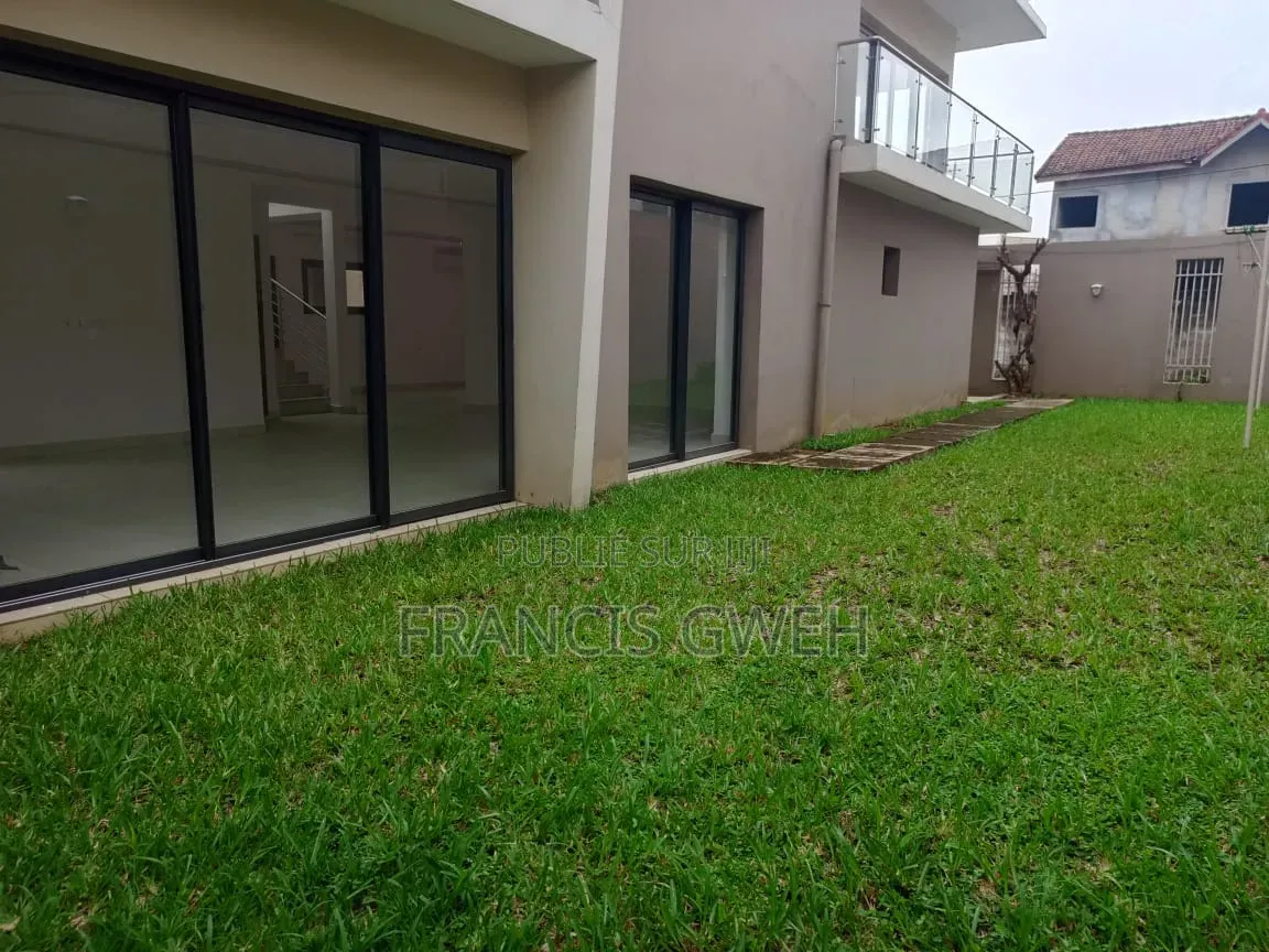 5chbre Duplex dans Francis Gweh, Cocody à Louer