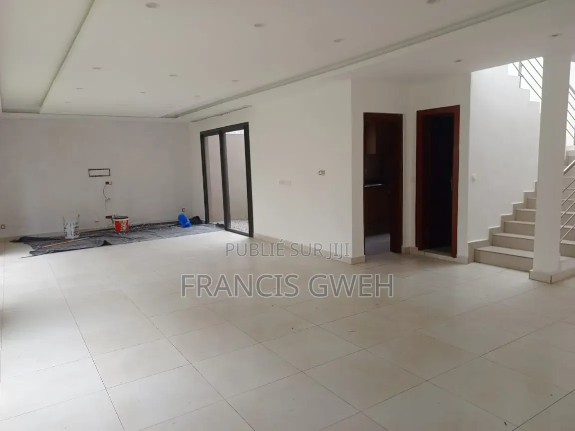 5chbre Duplex dans Francis Gweh, Cocody à Louer