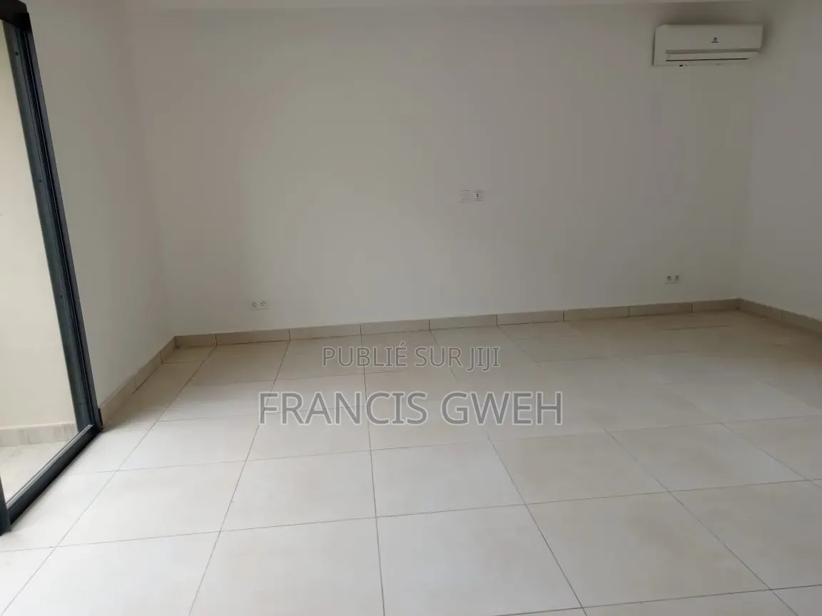 5chbre Duplex dans Francis Gweh, Cocody à Louer
