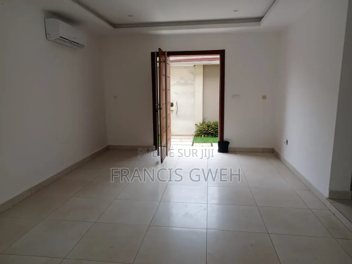 5chbre Duplex dans Francis Gweh, Cocody à Louer