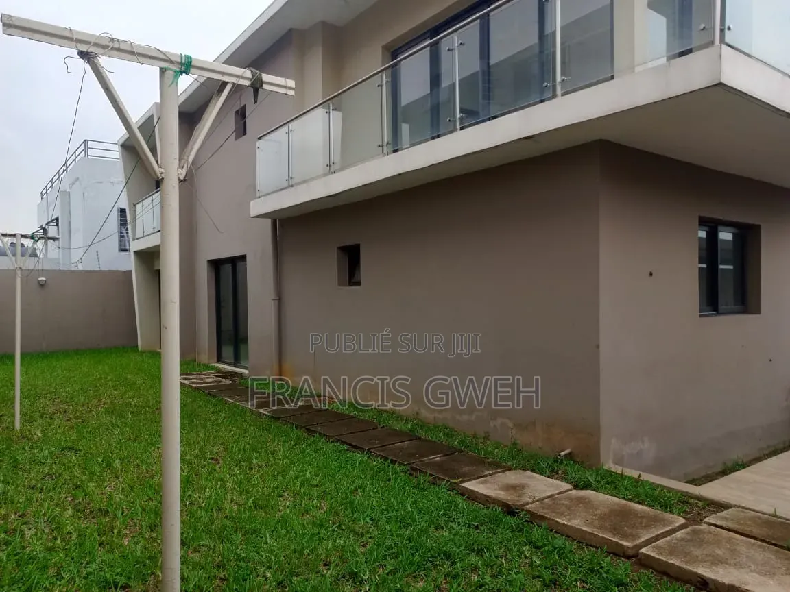 5chbre Duplex dans Francis Gweh, Cocody à Louer