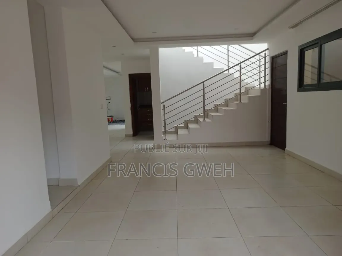 5chbre Duplex dans Francis Gweh, Cocody à Louer