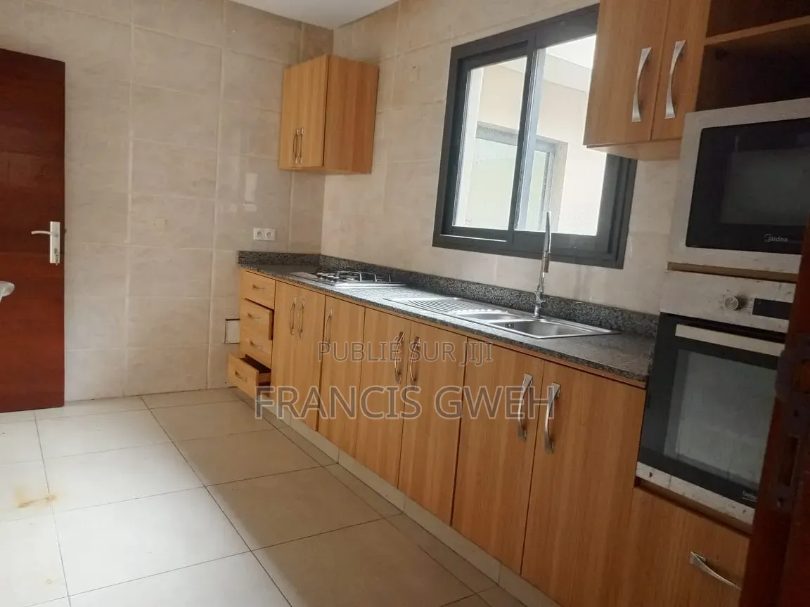 5chbre Duplex dans Francis Gweh, Cocody à Louer