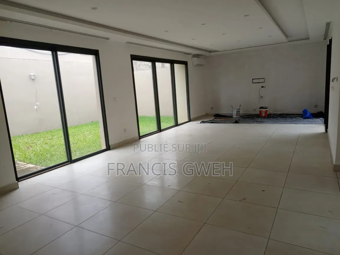 5chbre Duplex dans Francis Gweh, Cocody à Louer