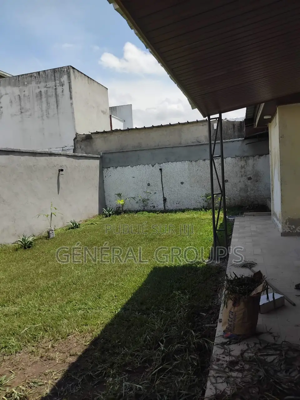 3chbre Maison dans Boga Hugues, Cocody à Louer