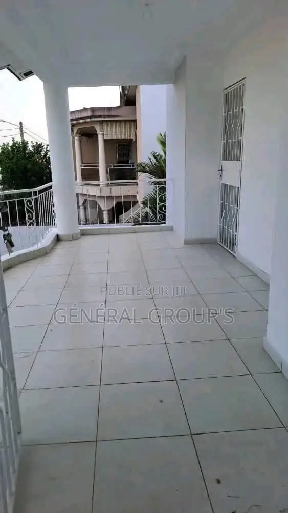 3chbre Duplex dans Boga Hugues, Cocody à Vendre