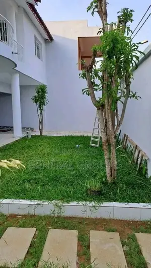 3chbre Duplex dans Boga Hugues, Cocody à Vendre