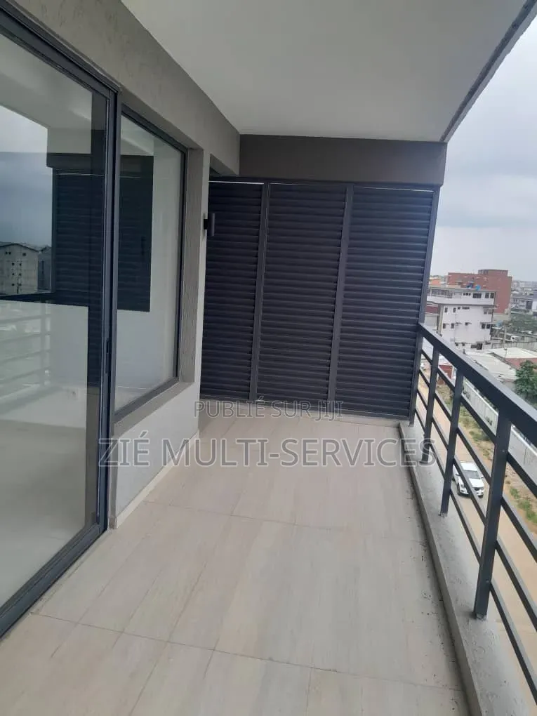 Meublé 5chbre Appartement dans Zié Multi-Service, Cocody à Vendre