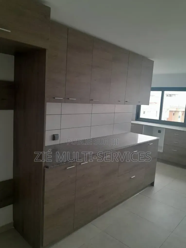 Meublé 5chbre Appartement dans Zié Multi-Service, Cocody à Vendre