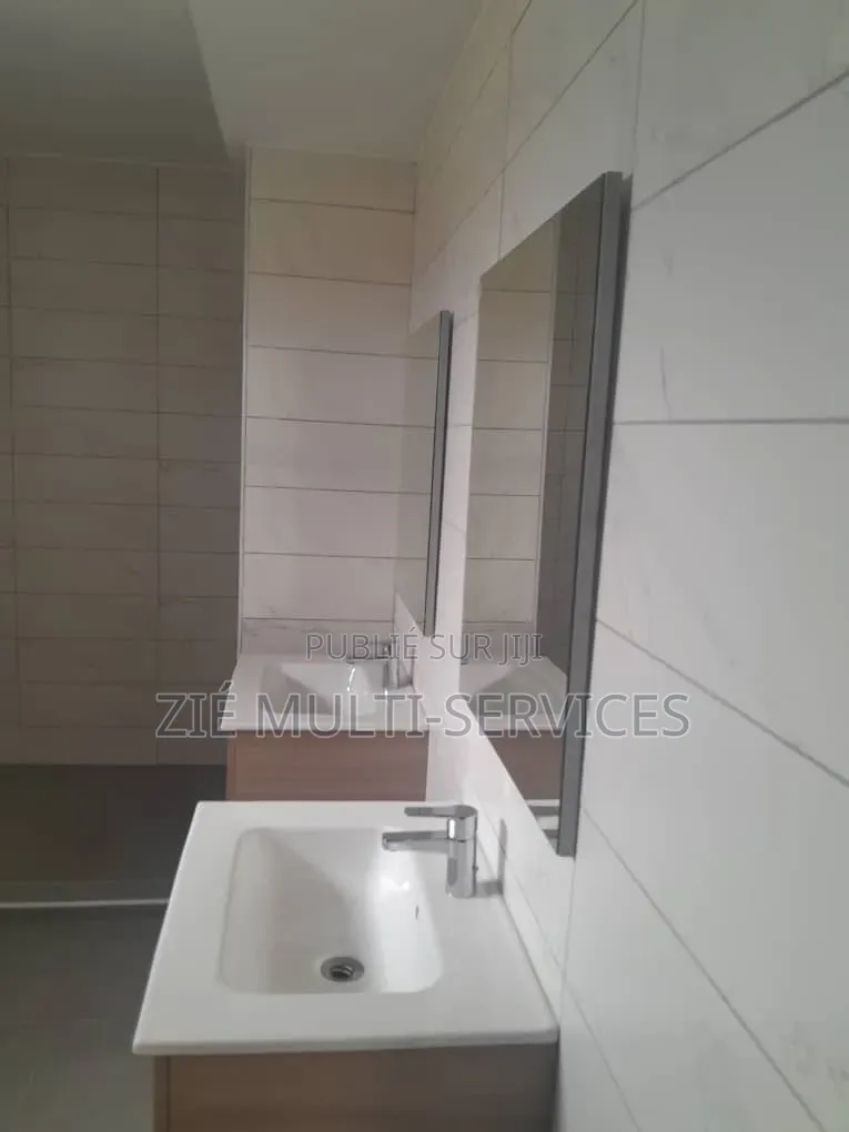 Meublé 5chbre Appartement dans Zié Multi-Service, Cocody à Vendre