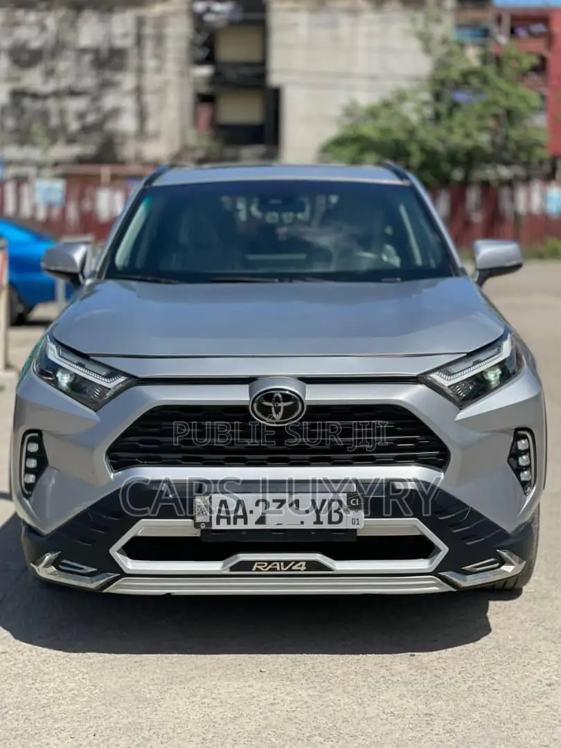 Toyota RAV4 XLE Premium 2025 Argenté