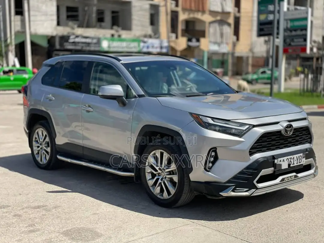 Toyota RAV4 XLE Premium 2025 Argenté