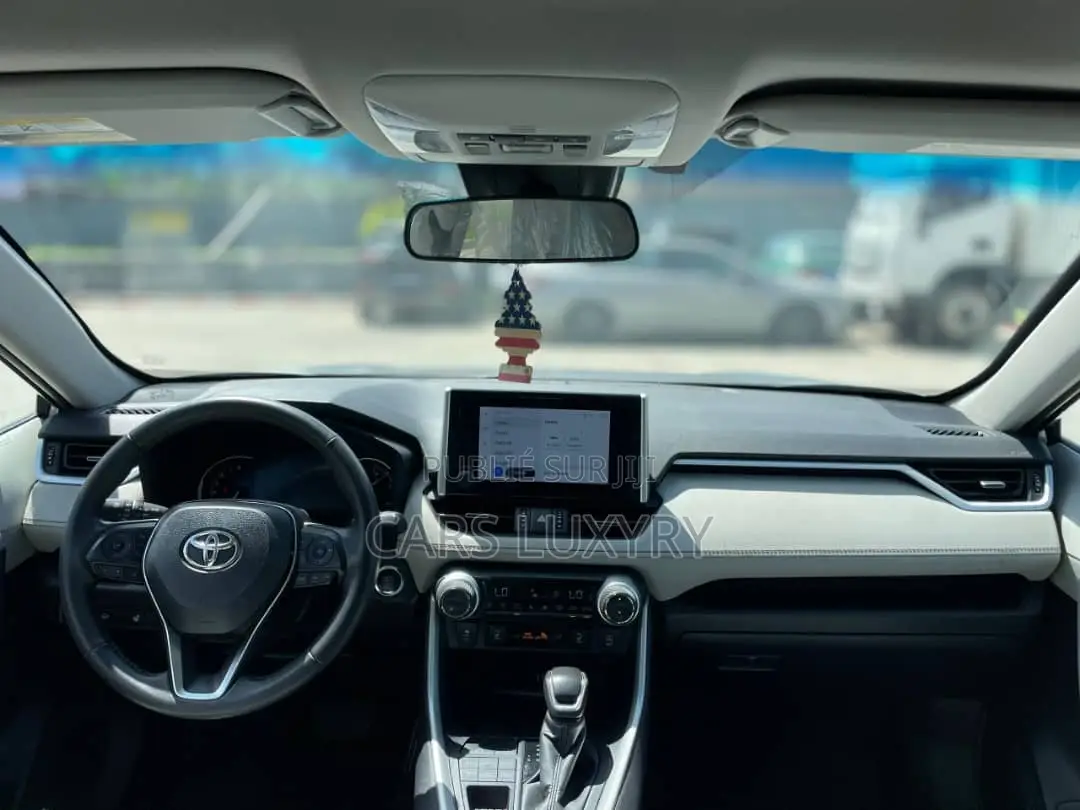 Toyota RAV4 XLE Premium 2025 Argenté