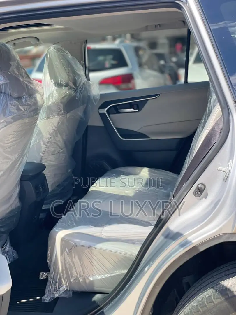 Toyota RAV4 XLE Premium 2025 Argenté