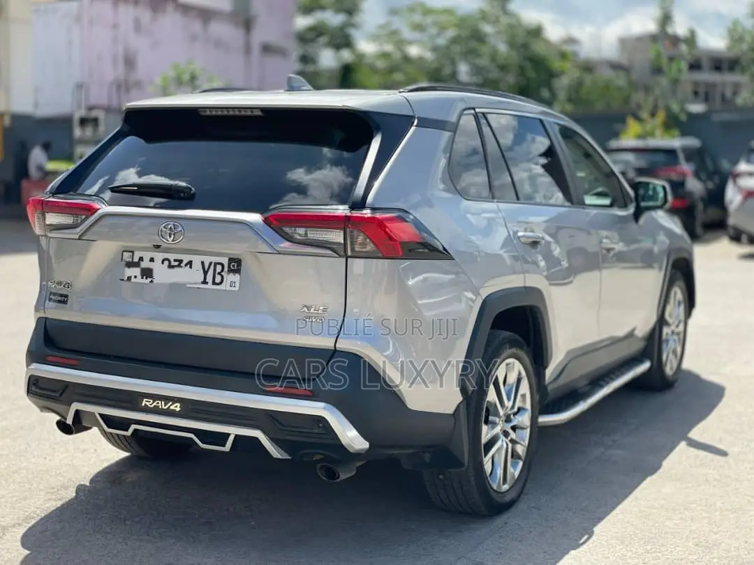 Toyota RAV4 XLE Premium 2025 Argenté
