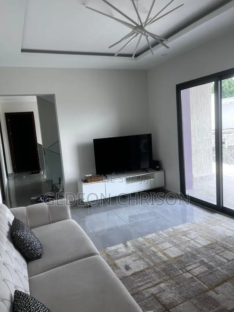 6chbre Villa dans Cocody à Louer