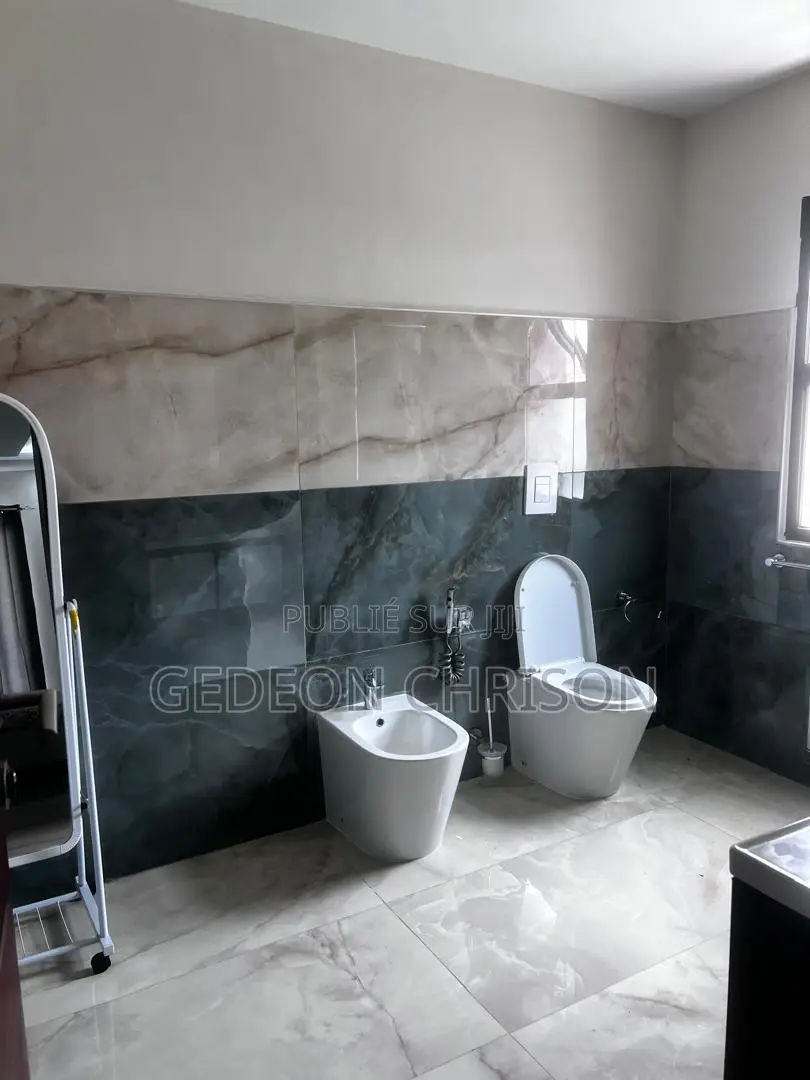6chbre Villa dans Cocody à Louer
