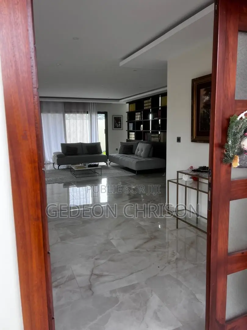 6chbre Villa dans Cocody à Louer