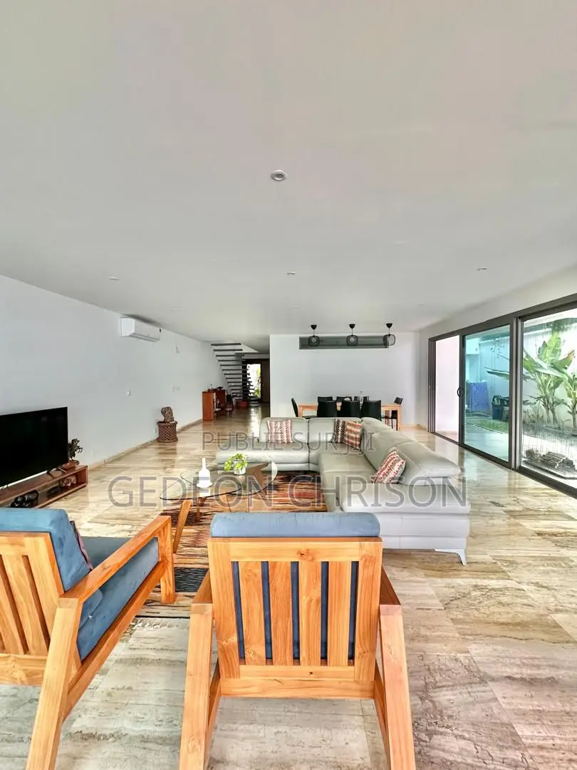 6chbre Villa dans Cocody à Louer