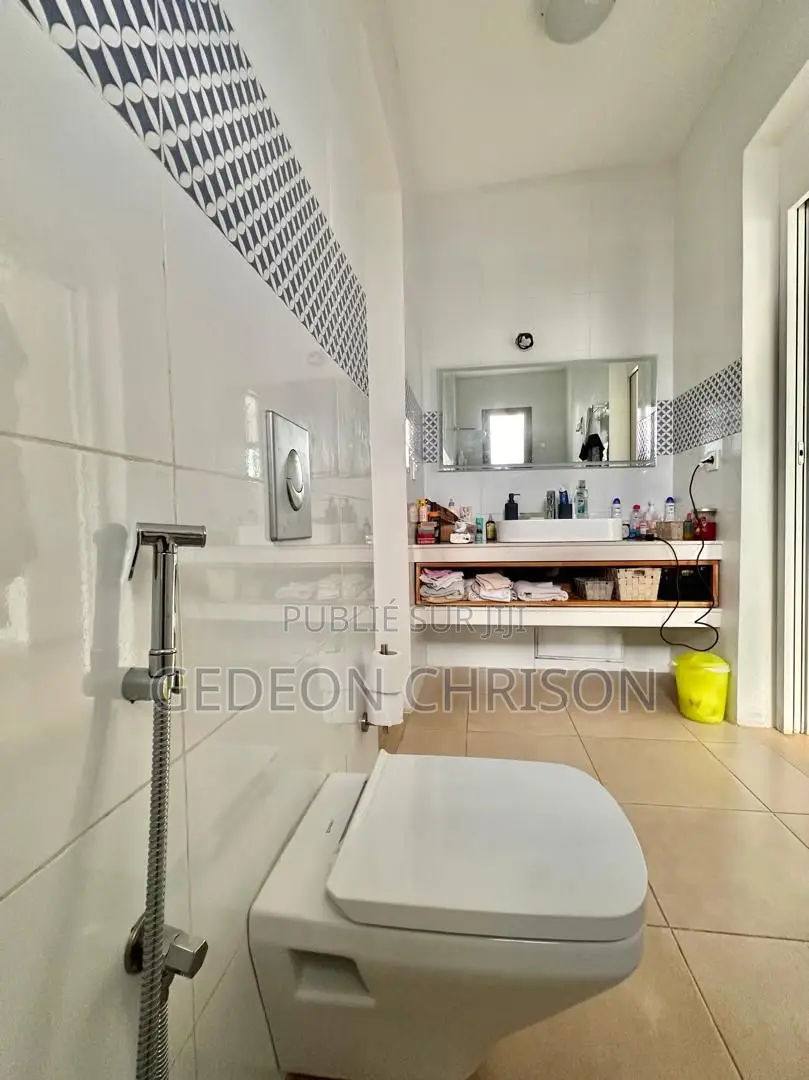 6chbre Villa dans Cocody à Louer