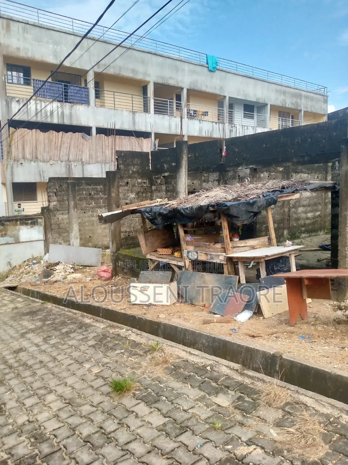 Mini-plat dans Immeuble Inachevé, Cocody à Vendre