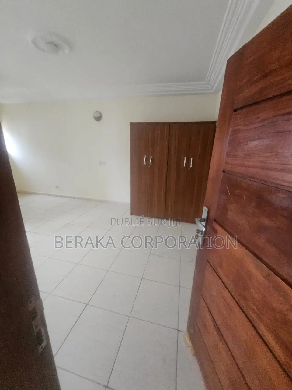 2chbre Appartement dans Beraka Corporation, Cocody à Louer