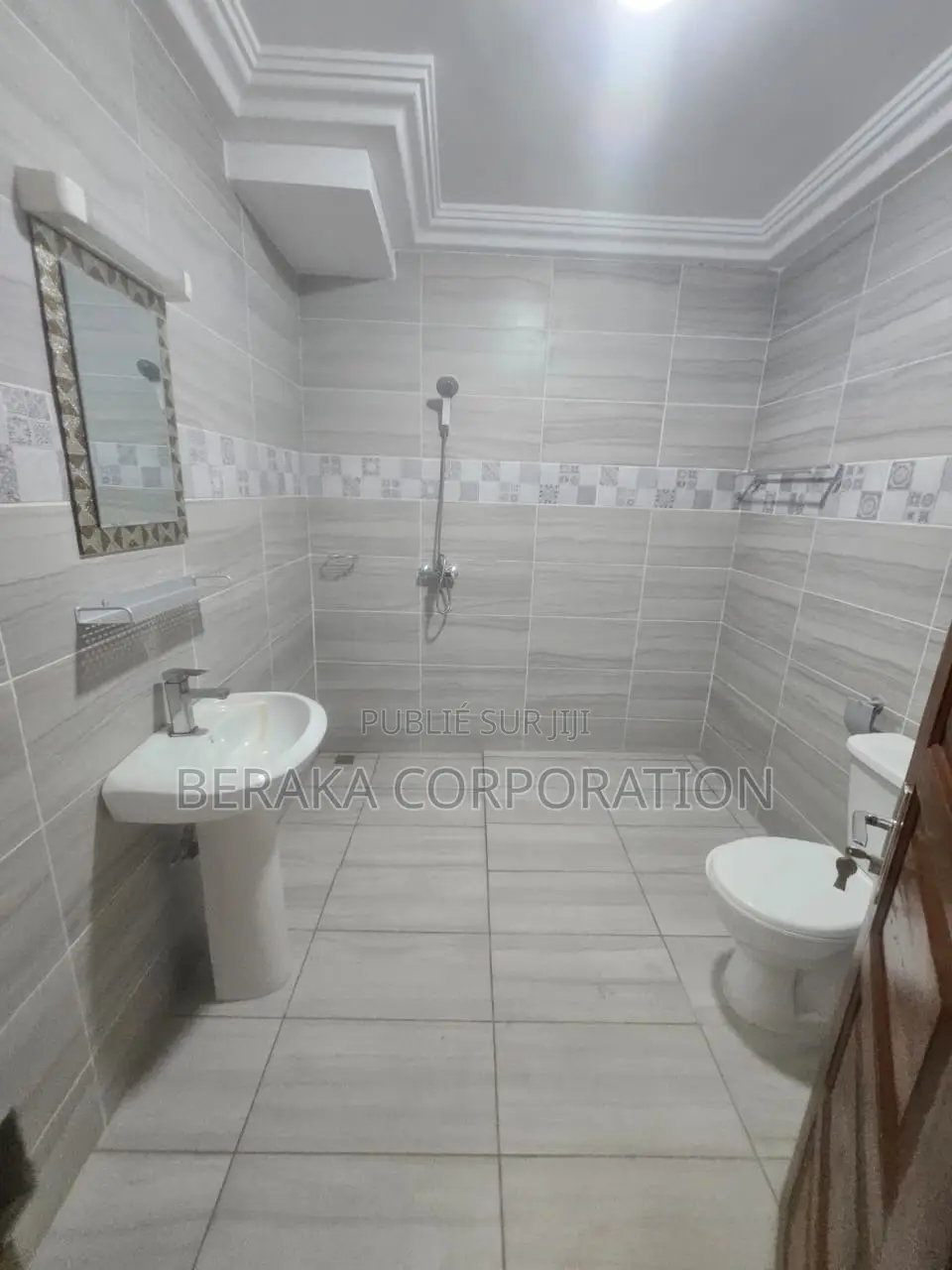 2chbre Appartement dans Beraka Corporation, Cocody à Louer