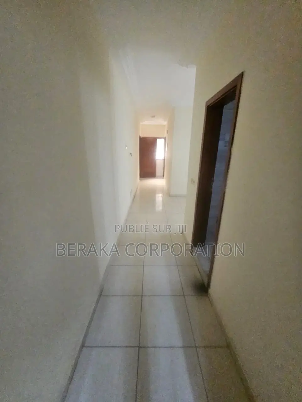 2chbre Appartement dans Beraka Corporation, Cocody à Louer