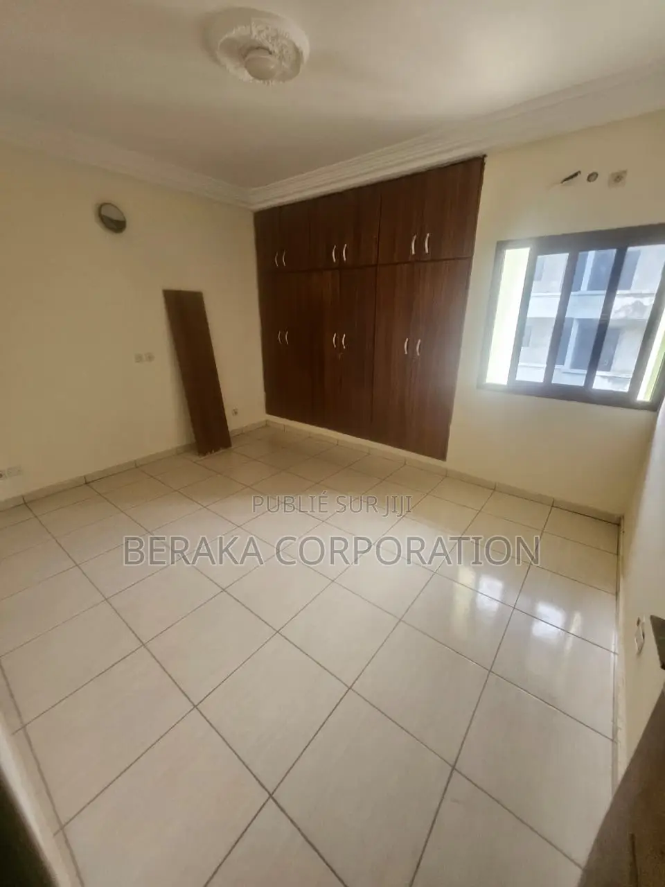 2chbre Appartement dans Beraka Corporation, Cocody à Louer