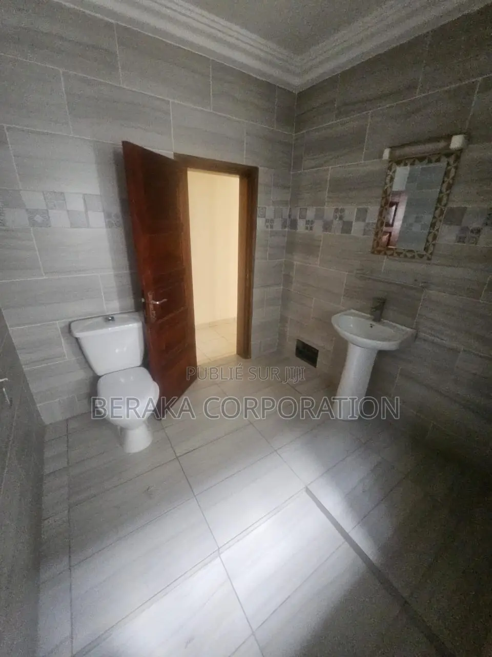 2chbre Appartement dans Beraka Corporation, Cocody à Louer