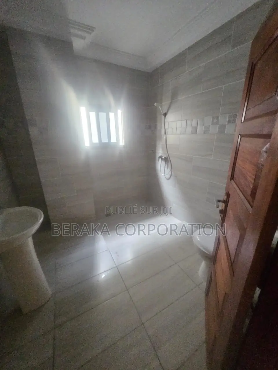 2chbre Appartement dans Beraka Corporation, Cocody à Louer