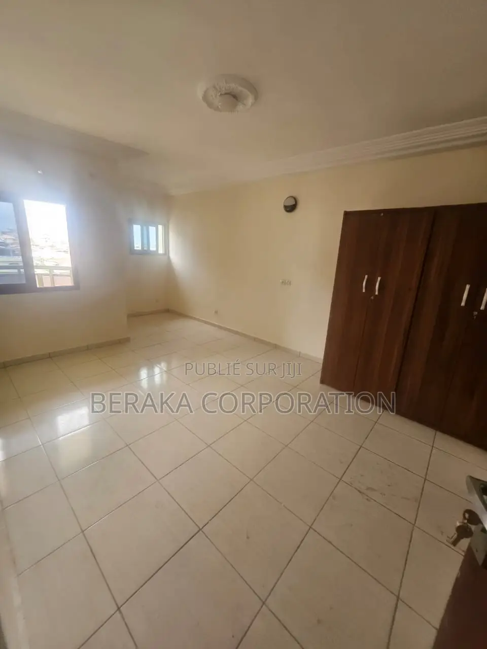 2chbre Appartement dans Beraka Corporation, Cocody à Louer