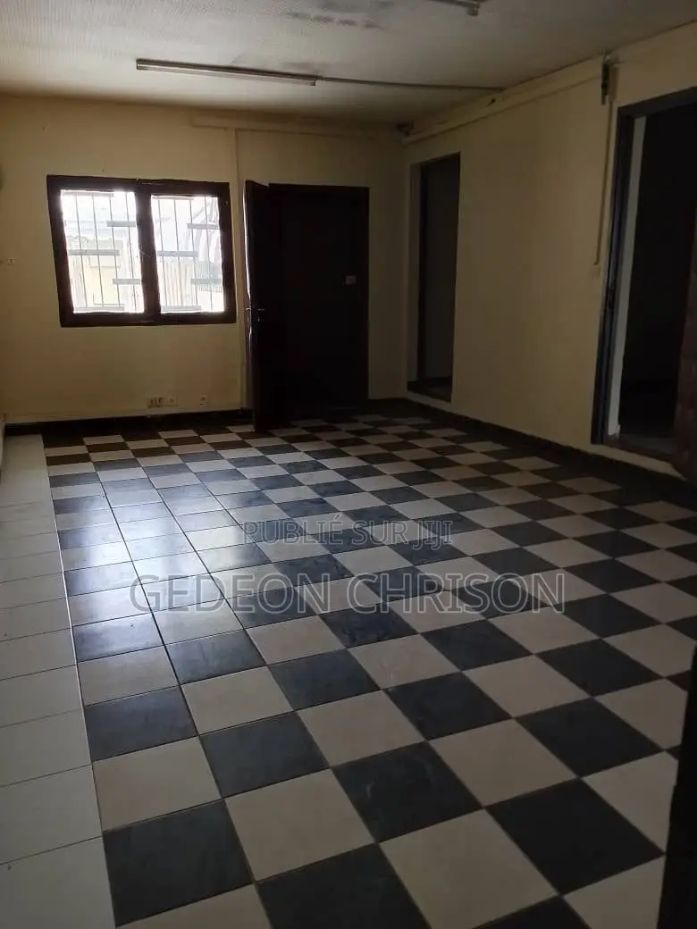 12chbre Villa dans Cocody à Vendre