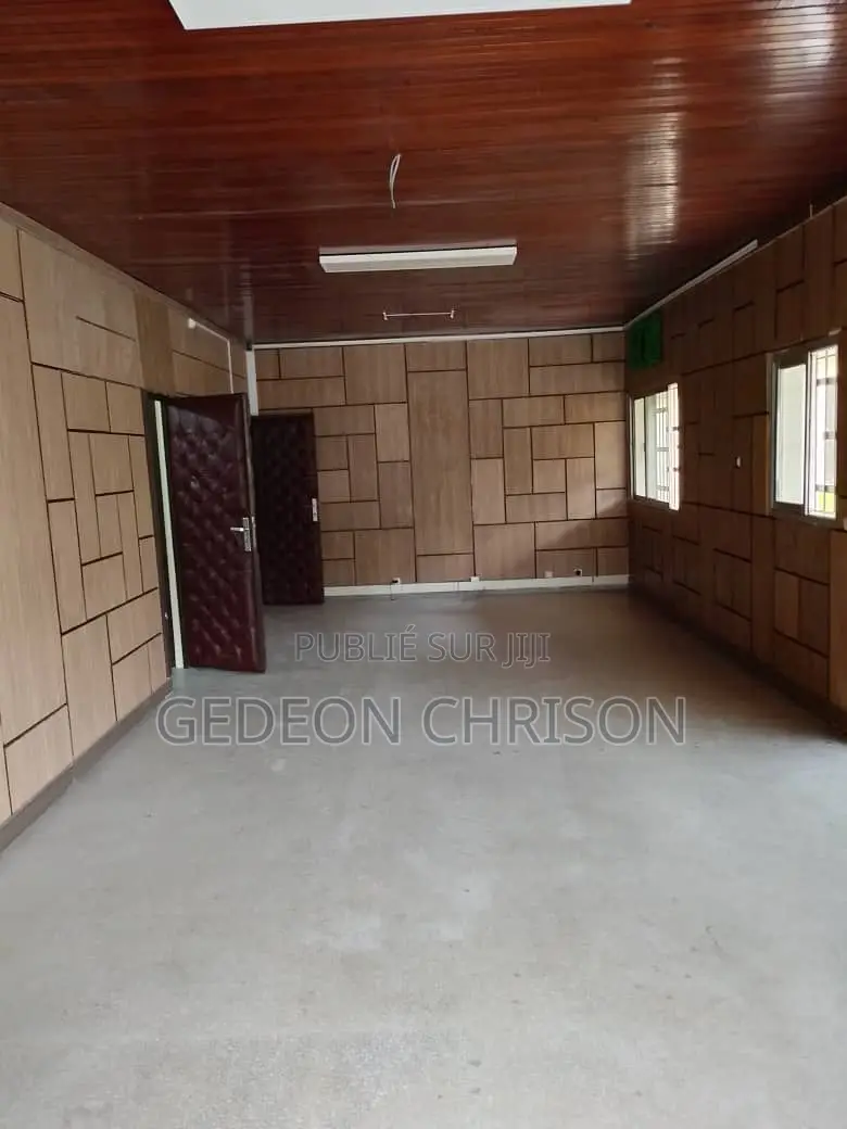12chbre Villa dans Cocody à Vendre