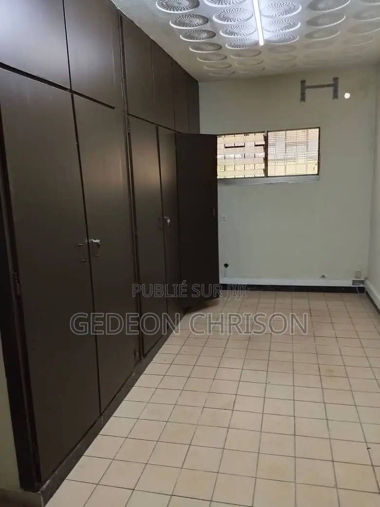 12chbre Villa dans Cocody à Vendre