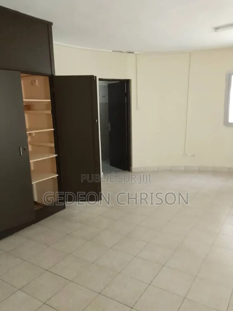 12chbre Villa dans Cocody à Vendre